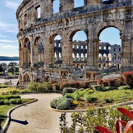Andreas - Amphitheater With Free Parking- * Pula